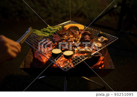 キャンプで焼肉 キャンプで焼肉 93251095