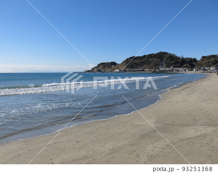 冬の鎌倉由比ヶ浜（左手奥に伊豆半島） 93251368