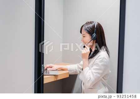 シェアオフィスの個室ブースでリモート会議をする女性 シェアオフィスの個室ブースでリモート会議をする女性 93251458