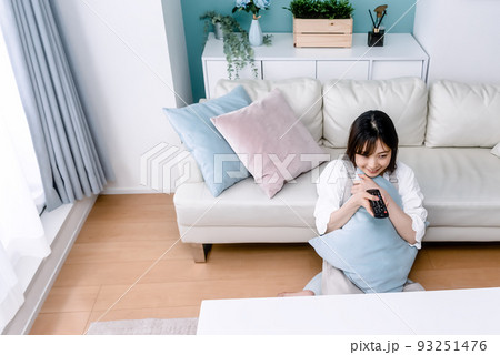 テレビを見る笑顔の女性　俯瞰撮影 93251476