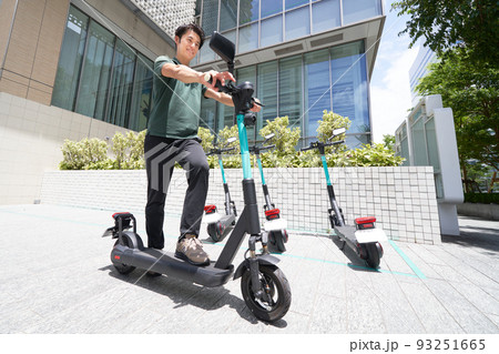 電動キックボードに乗ろうとする若い男性 電動キックボードに乗ろうとする若い男性 93251665
