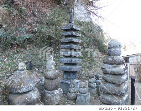 鎌倉市の極楽寺坂にある伝上杉憲方墓 鎌倉市の極楽寺坂にある伝上杉憲方墓 93251727