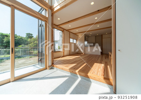 新築の家　部屋　土間　無垢材の床 93251908