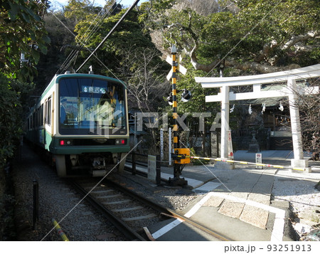 江ノ電が鳥居前を走る鎌倉市の御霊神社（権五郎神社） 93251913