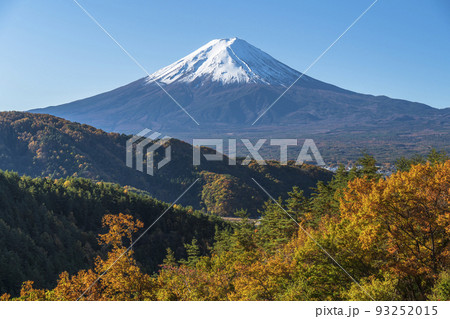 富士山と紅葉した御坂山系の山々【山梨県・南都留郡・富士河口湖町】 93252015
