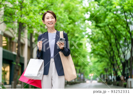 ショッピングをする女性 新緑 スマートフォン ショッピングをする女性 新緑 スマートフォン 93252331