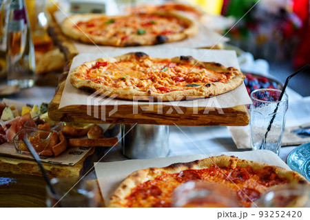 Roman pizza with cheese, sausage and tomatoes. 93252420