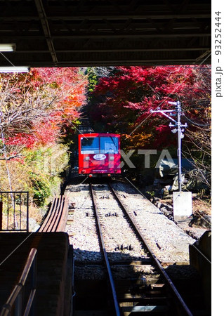 筑波山ケーブルカー山頂駅から見る紅葉を背景にしたケーブルカー 筑波山ケーブルカー山頂駅から見る紅葉を背景にしたケーブルカー 93252444