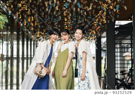 友達と旅行を楽しむ女性 93252529