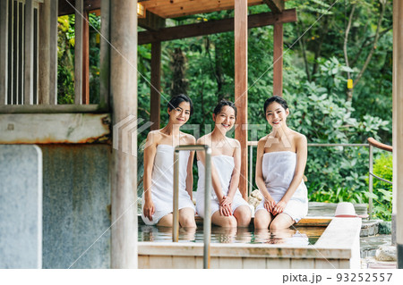 女子旅で温泉に入る女性 93252557