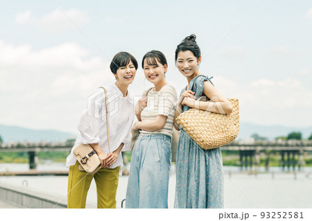 友達と旅行を楽しむ女性 友達と旅行を楽しむ女性 93252581