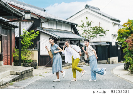 旅行の記念写真を撮る女性 93252582