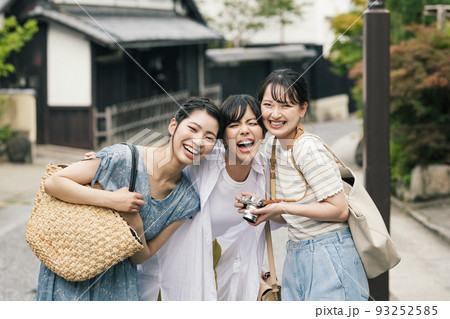 友達と旅行を楽しむ女性 93252585