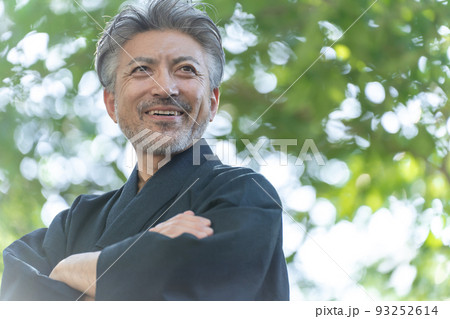 着物の男性 93252614
