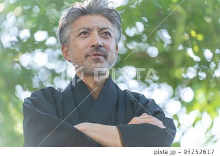 着物の男性 93252617