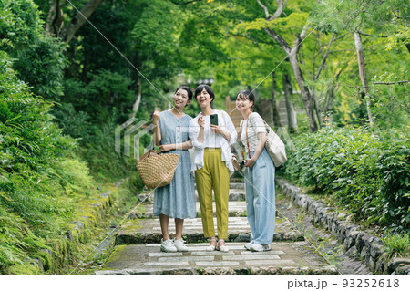 旅行で自然を満喫する若い女性 93252618