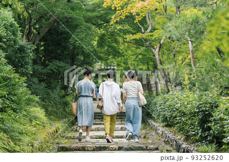 友達と旅行に出かける女性 93252620