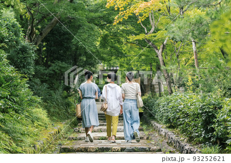 友達と旅行に出かける女性 93252621