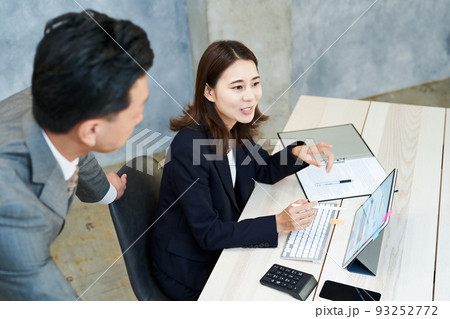 デスクワークをするビジネスパーソンたち デスクワークをするビジネスパーソンたち 93252772