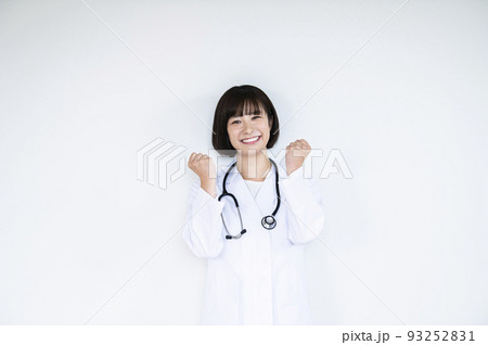 医師 医者 女性 笑顔 カメラ目線 白バック ガッツポーズ 医師 医者 女性 笑顔 カメラ目線 白バック ガッツポーズ 93252831