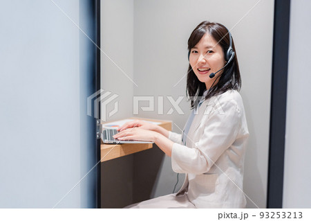 シェアオフィスの個室ブースでリモート会議をする女性 93253213