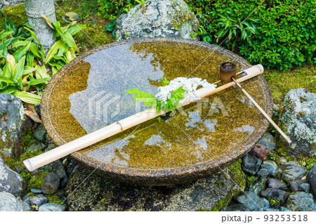 花の生けられた手水鉢 花の生けられた手水鉢 93253518
