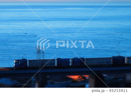 夜明け前の東海道本線を疾走するスーパーレールカーゴ_2022/7/30撮影 93253911