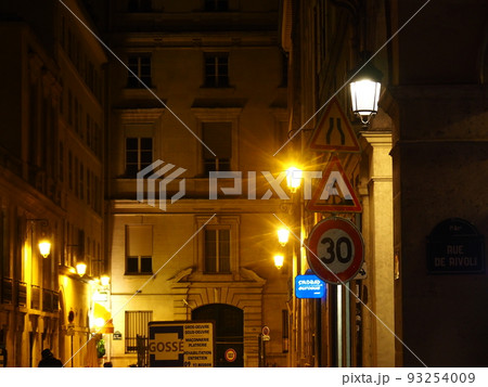 フランスのパリの夜景 93254009