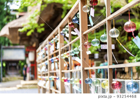 夏の熊野神社(熊野大社)の風景 風鈴の飾り「かなで」 山形県南陽市 夏の熊野神社(熊野大社)の風景 風鈴の飾り「かなで」 山形県南陽市 93254468