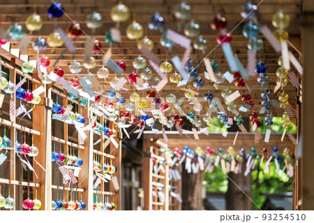 夏の熊野神社(熊野大社)の風景　風鈴の飾り「かなで」　山形県南陽市 93254510