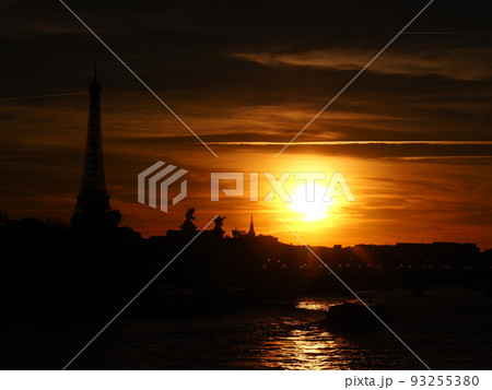 パリのエッフェル塔の夜景 パリのエッフェル塔の夜景 93255380