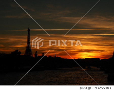 パリのエッフェル塔の夜景 パリのエッフェル塔の夜景 93255403