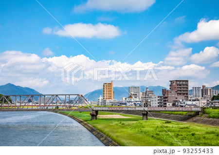 広島市西部の太田川放水路とJR可部線の鉄橋、三篠町方面の市街地風景です。上流地域の可部町方面展望。 93255433