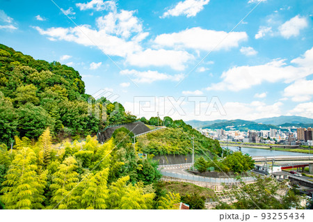 広島市西部の高台(竜王公園)付近から、太田川放水路に沿った市街地風景です。牛田神田山方面が見えます。 93255434