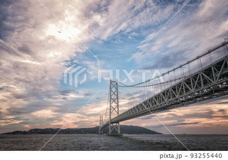 明石海峡大橋と淡路島が見える風景 93255440
