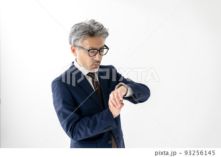 時計をする男性 93256145