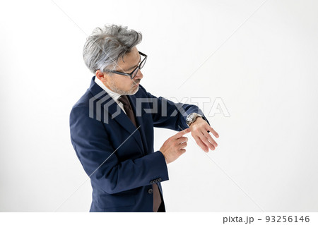 時計をする男性 93256146