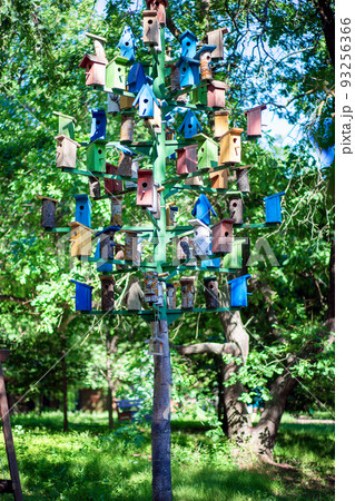 a lot of birdhouses on the pole 93256366