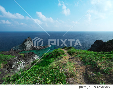 夏の石垣島 神が降臨する聖地の御神崎からふちぶい岩を望む 夏の石垣島 神が降臨する聖地の御神崎からふちぶい岩を望む 93256505