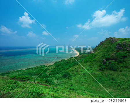 夏の石垣島最北端の浦崎からエメラルドグリーンのサンゴ礁と平野海岸を臨む 93256863