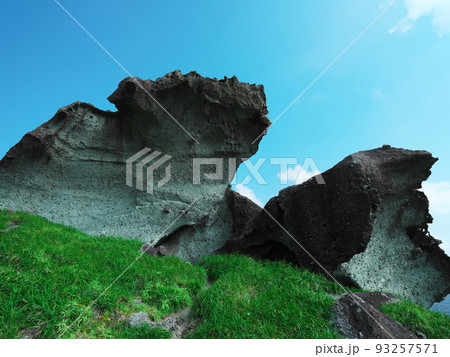 夏の石垣島 神が降臨する聖地の御神崎の岩 夏の石垣島 神が降臨する聖地の御神崎の岩 93257571