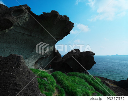 夏の石垣島 神が降臨する聖地の御神崎の岩 夏の石垣島 神が降臨する聖地の御神崎の岩 93257572