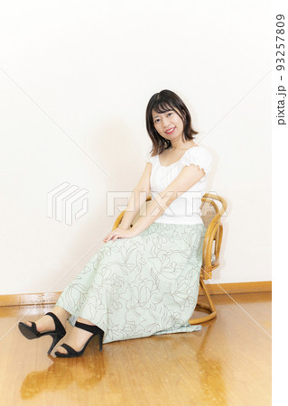 座り姿 涼しげなファッション白ブラウス 座り姿 涼しげなファッション白ブラウス 93257809
