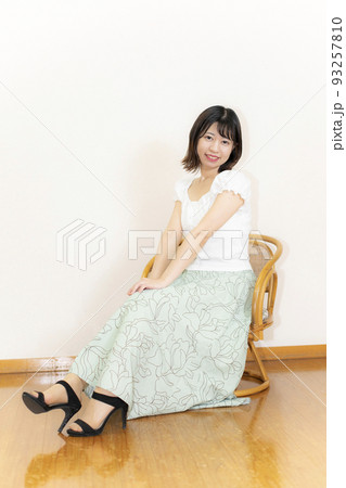座り姿 涼しげなファッション白ブラウス 座り姿 涼しげなファッション白ブラウス 93257810