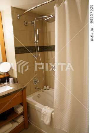 アメリカ　ホテル　典型的なバスルーム 93257929