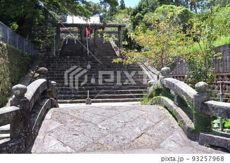 枕崎市　南方神社の太鼓橋と並列鳥居 93257968