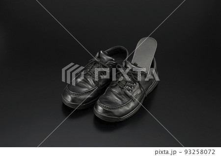 黒い靴とインソール 黒い靴とインソール 93258072