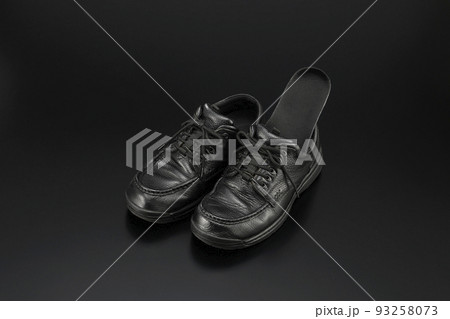 黒い靴とインソール 黒い靴とインソール 93258073