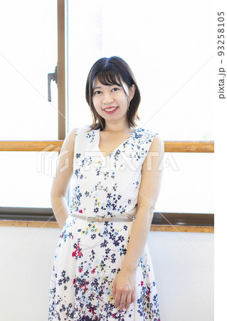 窓際に佇む女性 93258105