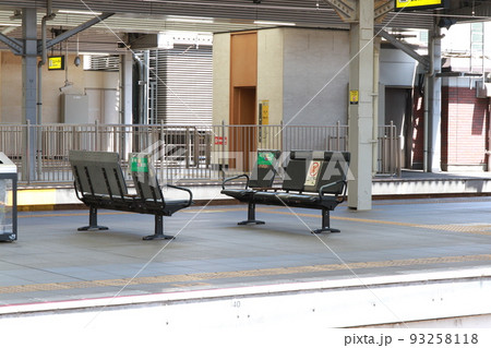 JR大阪駅ホームにある「線路に対して垂直に設置したベンチ」 JR大阪駅ホームにある「線路に対して垂直に設置したベンチ」 93258118